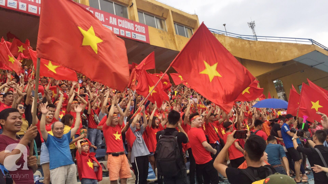 Olympic Việt Nam thua Hàn Quốc, hàng nghìn người vẫn đổ về Hồ Gươm đi bão trong tự hào - Ảnh 35.
