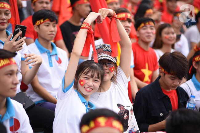 Không kém mày râu, những bóng hồng đã tề tựu rất đông để cổ vũ Olympic Việt Nam trong trận bán kết - Ảnh 2.