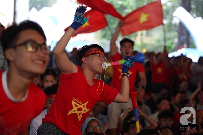 Olympic Việt Nam thua Hàn Quốc, hàng nghìn người vẫn đổ về Hồ Gươm đi bão trong tự hào - Ảnh 15.