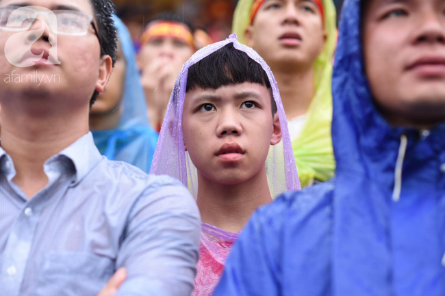 Olympic Việt Nam thua Hàn Quốc, hàng nghìn người vẫn đổ về Hồ Gươm đi bão trong tự hào - Ảnh 20.