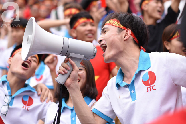 Olympic Việt Nam thua Hàn Quốc, hàng nghìn người vẫn đổ về Hồ Gươm đi bão trong tự hào - Ảnh 32.