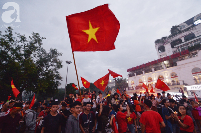 Olympic Việt Nam thua Hàn Quốc, hàng nghìn người vẫn đổ về Hồ Gươm đi bão trong tự hào - Ảnh 9.