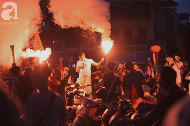 Olympic Việt Nam thua Hàn Quốc, hàng nghìn người vẫn đổ về Hồ Gươm đi bão trong tự hào - Ảnh 10.