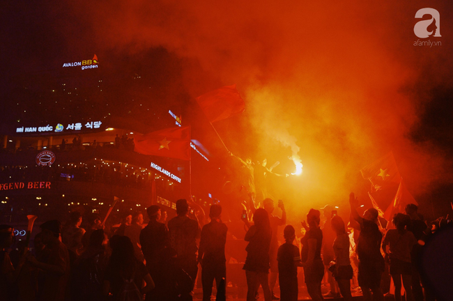 Olympic Việt Nam thua Hàn Quốc, hàng nghìn người vẫn đổ về Hồ Gươm đi bão trong tự hào - Ảnh 8.