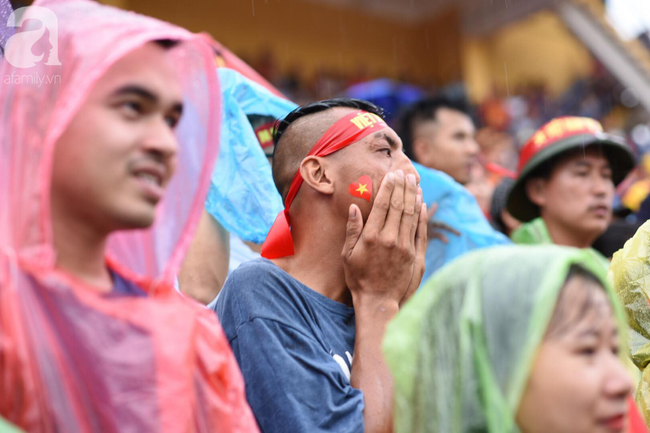 Olympic Việt Nam thua Hàn Quốc, hàng nghìn người vẫn đổ về Hồ Gươm đi bão trong tự hào - Ảnh 21.