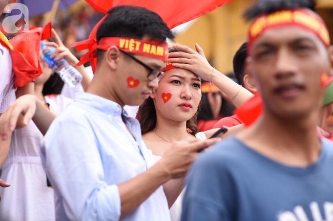 Olympic Việt Nam thua Hàn Quốc, hàng nghìn người vẫn đổ về Hồ Gươm đi bão trong tự hào - Ảnh 23.