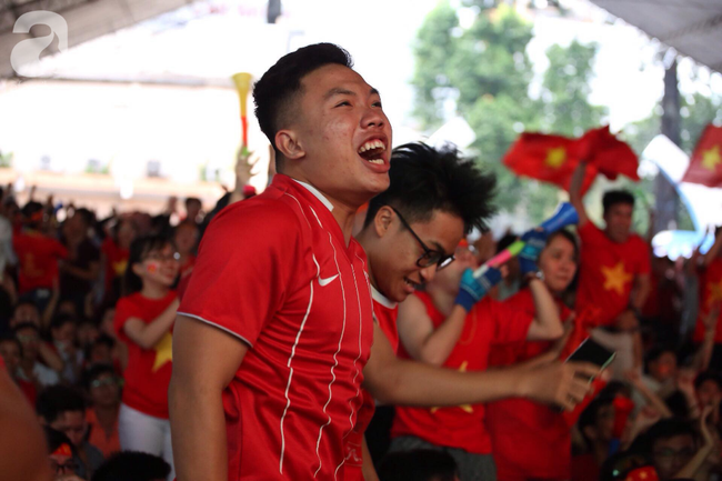 Olympic Việt Nam thua Hàn Quốc, hàng nghìn người vẫn đổ về Hồ Gươm đi bão trong tự hào - Ảnh 16.