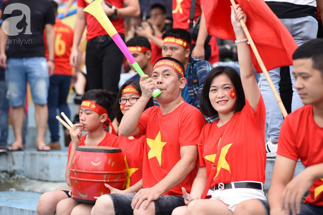 Olympic Việt Nam thua Hàn Quốc, hàng nghìn người vẫn đổ về Hồ Gươm đi bão trong tự hào - Ảnh 33.