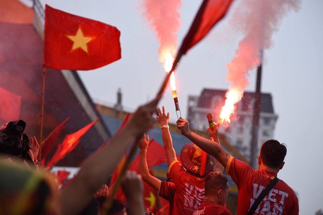 Olympic Việt Nam thua Hàn Quốc, hàng nghìn người vẫn đổ về Hồ Gươm đi bão trong tự hào - Ảnh 18.
