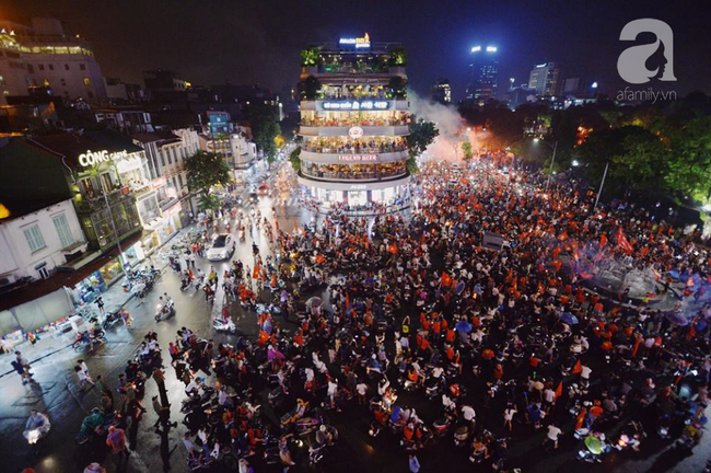 Việt Nam thua trận chắc không buồn bằng nỗi cô đơn, thanh niên cơ hội tranh thủ giơ biển tuyển người yêu giữa tâm bão - Ảnh 1. Việt Nam thua trận chắc không buồn bằng nỗi cô đơn, thanh niên cơ hội tranh thủ giơ biển tuyển người yêu giữa tâm bão - Ảnh 1.