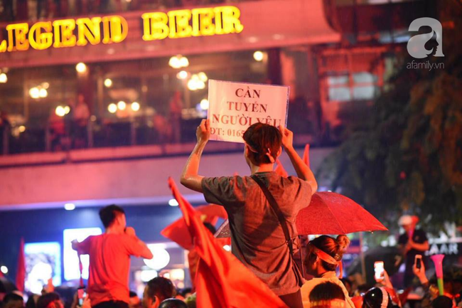 Việt Nam thua trận chắc không buồn bằng nỗi cô đơn, thanh niên cơ hội tranh thủ giơ biển tuyển người yêu giữa tâm bão - Ảnh 5. Việt Nam thua trận chắc không buồn bằng nỗi cô đơn, thanh niên cơ hội tranh thủ giơ biển tuyển người yêu giữa tâm bão - Ảnh 5.