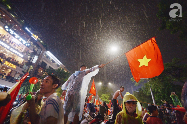 Olympic Việt Nam thua Hàn Quốc, hàng nghìn người vẫn đổ về Hồ Gươm đi bão trong tự hào - Ảnh 7.