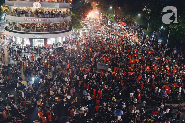 Việt Nam thua trận chắc không buồn bằng nỗi cô đơn, thanh niên cơ hội tranh thủ giơ biển tuyển người yêu giữa tâm bão - Ảnh 2. Việt Nam thua trận chắc không buồn bằng nỗi cô đơn, thanh niên cơ hội tranh thủ giơ biển tuyển người yêu giữa tâm bão - Ảnh 2.