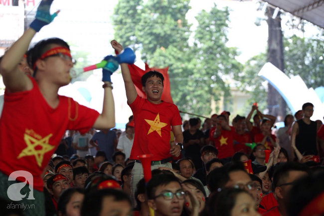Olympic Việt Nam thua Hàn Quốc, hàng nghìn người vẫn đổ về Hồ Gươm đi bão trong tự hào - Ảnh 17.