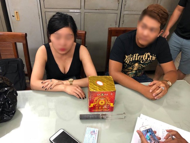 Hà Nội: Cô gái bị đưa về phường vì cùng bạn trai mang pháo đi cổ vũ đội tuyển Việt Nam - Ảnh 1.