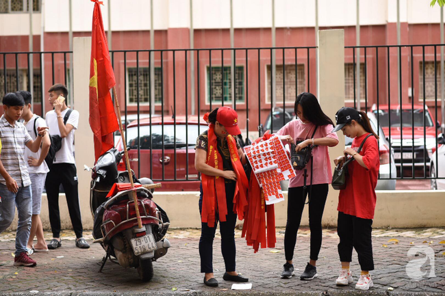 Olympic Việt Nam thua Hàn Quốc, hàng nghìn người vẫn đổ về Hồ Gươm đi bão trong tự hào - Ảnh 40.