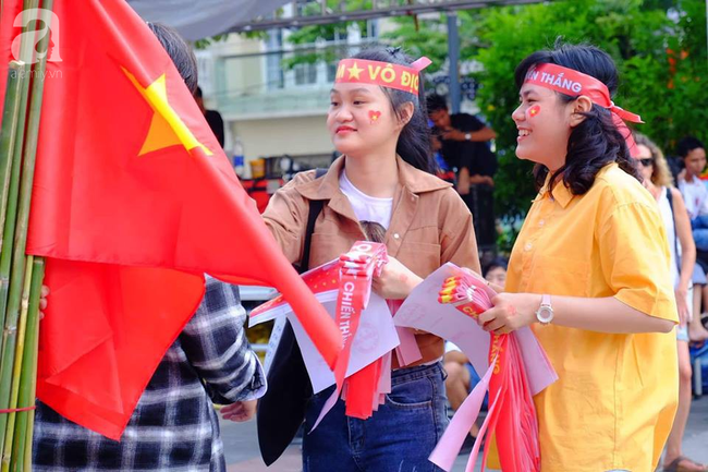 Không kém mày râu, những bóng hồng đã tề tựu rất đông để cổ vũ Olympic Việt Nam trong trận bán kết - Ảnh 6.