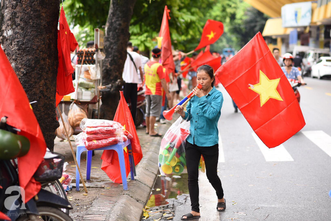 Olympic Việt Nam thua Hàn Quốc, hàng nghìn người vẫn đổ về Hồ Gươm đi bão trong tự hào - Ảnh 43.