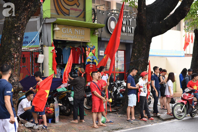 Olympic Việt Nam thua Hàn Quốc, hàng nghìn người vẫn đổ về Hồ Gươm đi bão trong tự hào - Ảnh 39.