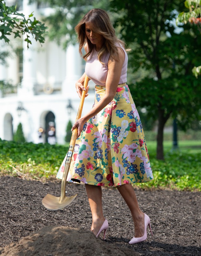 Trông rất quý phái nhưng bà Melania Trump diện chân váy bồng xòe rồi đi giày 10 phân để làm vườn thế này thì thật khó hiểu  - Ảnh 2.