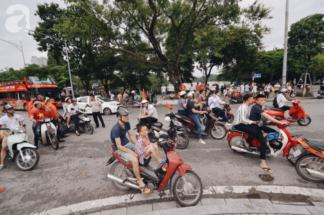 Olympic Việt Nam thua Hàn Quốc, hàng nghìn người vẫn đổ về Hồ Gươm đi bão trong tự hào - Ảnh 54.