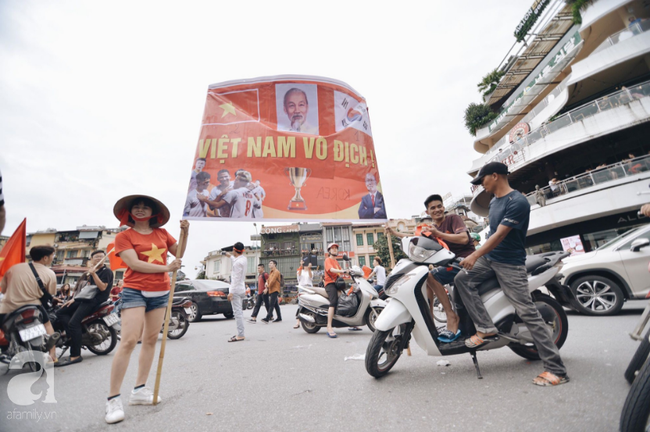 Olympic Việt Nam thua Hàn Quốc, hàng nghìn người vẫn đổ về Hồ Gươm đi bão trong tự hào - Ảnh 53.