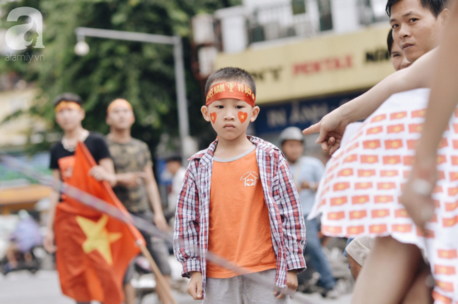 Olympic Việt Nam thua Hàn Quốc, hàng nghìn người vẫn đổ về Hồ Gươm đi bão trong tự hào - Ảnh 57.