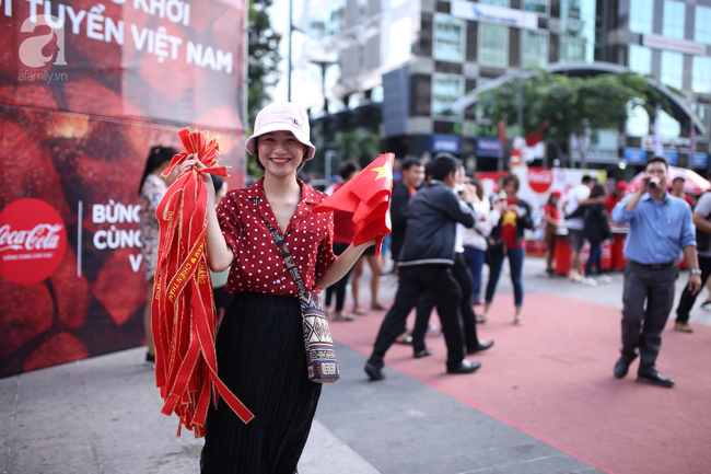 Không kém mày râu, những bóng hồng đã tề tựu rất đông để cổ vũ Olympic Việt Nam trong trận bán kết - Ảnh 5.