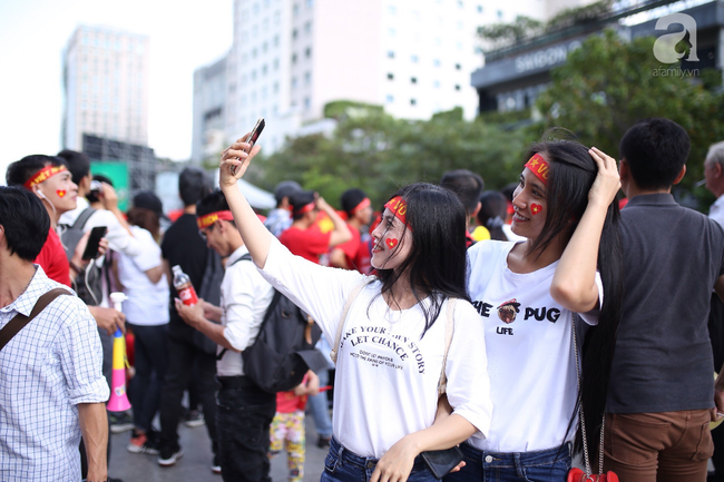 Không kém mày râu, những bóng hồng đã tề tựu rất đông để cổ vũ Olympic Việt Nam trong trận bán kết - Ảnh 4.