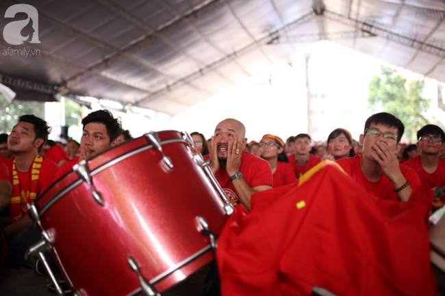 Olympic Việt Nam thua Hàn Quốc, hàng nghìn người vẫn đổ về Hồ Gươm đi bão trong tự hào - Ảnh 30.