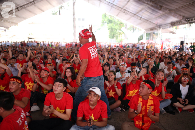 Olympic Việt Nam thua Hàn Quốc, hàng nghìn người vẫn đổ về Hồ Gươm đi bão trong tự hào - Ảnh 27.