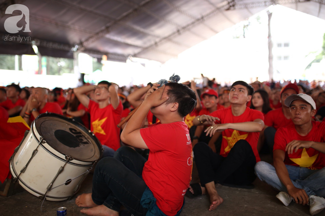 Olympic Việt Nam thua Hàn Quốc, hàng nghìn người vẫn đổ về Hồ Gươm đi bão trong tự hào - Ảnh 28.