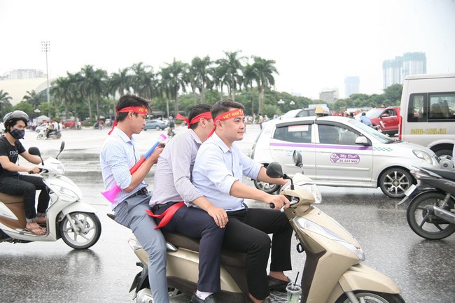 Cổ động viên ùn ùn kéo đến SVĐ Mỹ Đình rồi ngậm ngùi ra về vì không có màn hình LED lớn xem trận bán kết - Ảnh 13. Cổ động viên ùn ùn kéo đến SVĐ Mỹ Đình rồi ngậm ngùi ra về vì không có màn hình LED lớn xem trận bán kết - Ảnh 13.