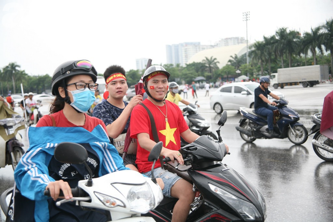 Cổ động viên ùn ùn kéo đến SVĐ Mỹ Đình rồi ngậm ngùi ra về vì không có màn hình LED lớn xem trận bán kết - Ảnh 11. Cổ động viên ùn ùn kéo đến SVĐ Mỹ Đình rồi ngậm ngùi ra về vì không có màn hình LED lớn xem trận bán kết - Ảnh 11.
