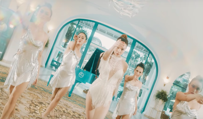 Phải có thần nhãn bạn mới nhận ra sự cố lộ hàng trong MV mới toanh của Hồ Ngọc Hà - Ảnh 3.