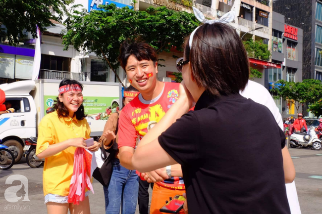 Olympic Việt Nam thua Hàn Quốc, hàng nghìn người vẫn đổ về Hồ Gươm đi bão trong tự hào - Ảnh 62.