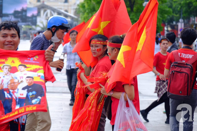 Olympic Việt Nam thua Hàn Quốc, hàng nghìn người vẫn đổ về Hồ Gươm đi bão trong tự hào - Ảnh 60.