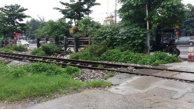 Hà Nội: Xe chết máy đúng lúc tàu đi tới, cô gái trẻ mới về làm dâu trong làng bị cán tử vong - Ảnh 5.