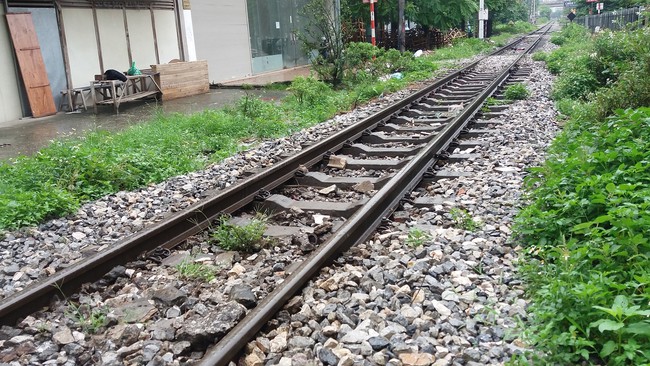 Hà Nội: Xe chết máy đúng lúc tàu đi tới, cô gái trẻ mới về làm dâu trong làng bị cán tử vong - Ảnh 4.