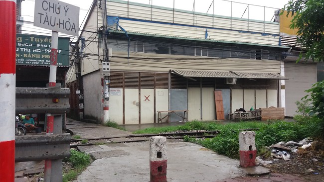 Hà Nội: Xe chết máy đúng lúc tàu đi tới, cô gái trẻ mới về làm dâu trong làng bị cán tử vong - Ảnh 3.