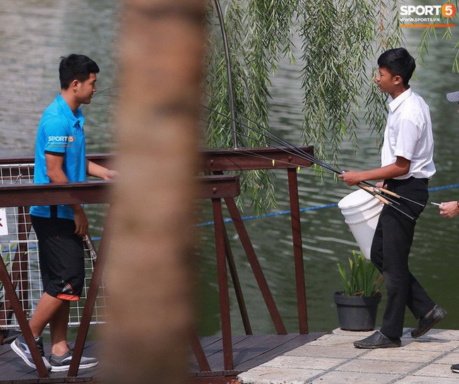 Tạm giấu nỗi buồn ngày hôm qua, hôm nay Dũng - Chinh lại tình tứ đưa nhau đi câu cá này chị em ơi! - Ảnh 2.