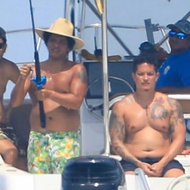 Forget the once handsome Martian Bruno Mars, now he is as fat as his uncles - Photo 2.