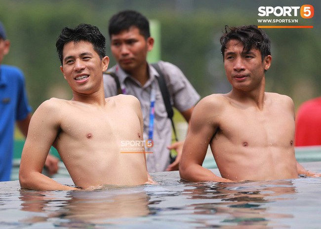 Cầu thủ Olympic Việt Nam khoe múi, thư giãn tại bể bơi - Ảnh 1.