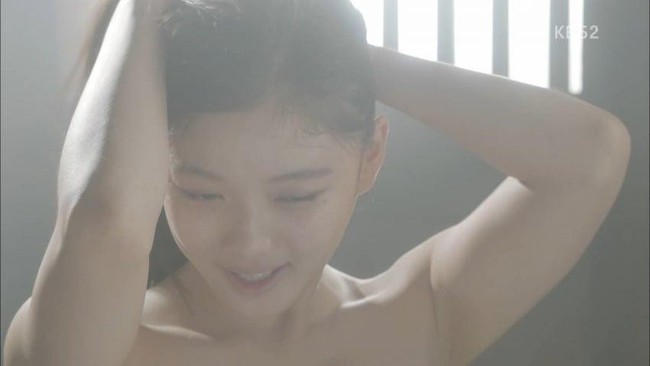 6 cảnh khoe da thịt gây sốc nhất trong phim truyền hình Hàn: Lee Kwang Soo... nude 100%? - Ảnh 3.
