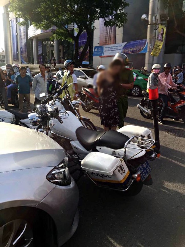 Cảnh sát chặn bắt người phụ nữ lái ô tô Mercedes lạng lách trên đường phố Đà Nẵng - Ảnh 1.