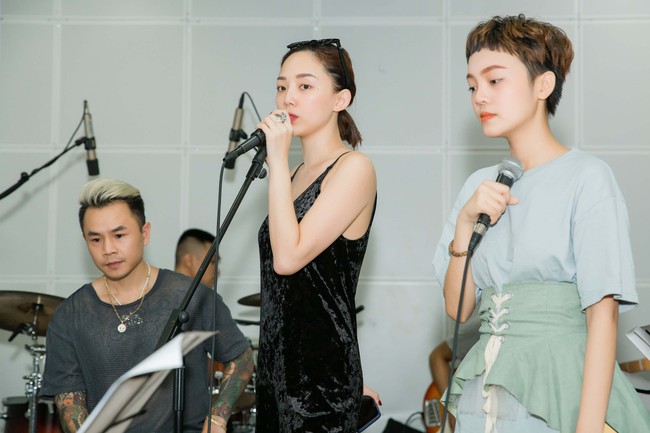 Tóc Tiên chơi lớn, làm mới hit Có ai thương em như anh cho thí sinh thi Chung kết The Voice - Ảnh 1.