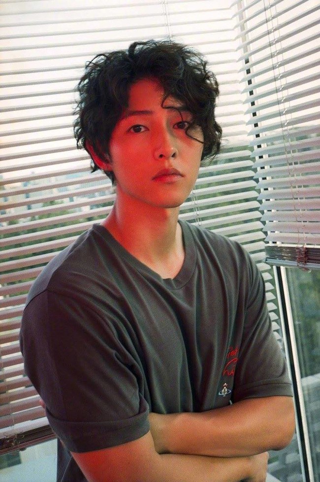 Trọn vẹn bộ ảnh tóc xoăn mì tôm bất ngờ được chia sẻ trước ngày đặc biệt mà Song Joong Ki chờ suốt 10 năm qua  - Ảnh 1.