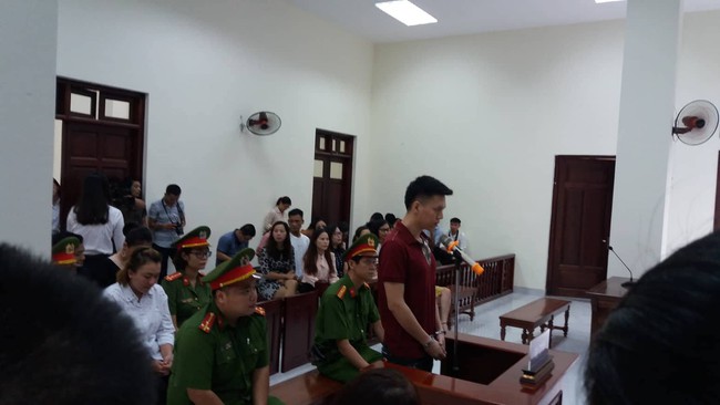 Hà Nội: Đang xét xử vụ bố đẻ và mẹ kế bạo hành bé trai 10 tuổi đến rạn sọ não gây chấn động - Ảnh 5.