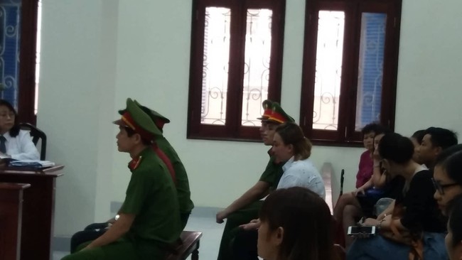 Hà Nội: Đang xét xử vụ bố đẻ và mẹ kế bạo hành bé trai 10 tuổi đến rạn sọ não gây chấn động - Ảnh 7.