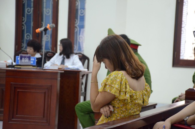 Đang xét xử vụ bố đẻ và mẹ kế bạo hành bé trai 10 tuổi đến rạn sọ não: Đề nghị xử vắng mặt cháu K. - Ảnh 1.